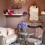 W stylu Ludwika XV, ręcznie malowana, obita tkaniną Chivasso Florence Court. Cena – 5900 zł. STUDIO ROCOCO