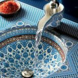 W stylu marokańskim - umywalka Marrakesh o średnicy 38 cm kosztuje 5450 zł. Do kompletu blat (8100 zł) i