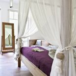 W stylu orientalnym. Dom z drewnianymi koronkami