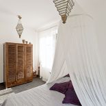 W stylu orientalnym. Dom z drewnianymi koronkami