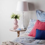 W stylu rokoko – lampa stołowa wykonana z masy żywicznej z płóciennym kloszem, 279 zł, zara home