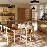 W stylu rustykalnym, z pomysłową zasłoną pod zlewem. Meble z litego dębu: stół - 14 400 zł, krzesło -