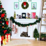 W stylu skandynawskim. Kominek w świątecznej oprawie