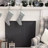 W stylu skandynawskim. Kominek w świątecznej oprawie