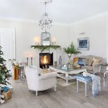 W świątecznym salonie: poduchy, świeczniki, pledy - Laura Ashley Meble i dekoracje z cyny i niklu są ze sklepu