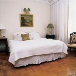 W sypialni akcent stanowią cienme szafeczki.