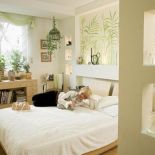 W sypialni ciekawym akcentem jest metalowe krzesło.