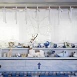 W sypialni dekoracyjne figurki. Domowa scenografia