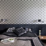 W sypialni graficzny op-art nad głową (nawiązuje do motywu z posadzki) i wezgłowie z czarnego weluru. W końcu czerń