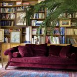 W sypialni jest też kącik wypoczynkowy - wygodna kanapa i podręczna biblioteczka.