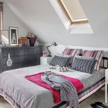 W sypialni komody Hemnes z Ikea – drewniane z wygodnymi szufladami.