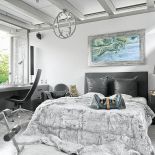 W sypialni miękka futerkowa narzuta na łóżku dodaje nowoczesnej aranżacji przytulności i elegancji.