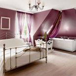 W sypialni obok łóżka gospodarze zamontowali wannę.