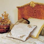 W sypialni stoją dwa empirowe łoża ze złoceniami- jedno z czeczoty, drugie z mahoniu.