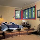 W sypialni świadomie zrezygnowano z klasycznego łóżka. Lepszym rozwiązaniem wydało się położenie materaca na specjalnie