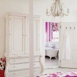 W sypialni wisi kryształowy żyrandol.