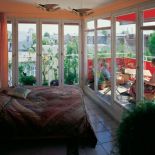 W sypialni wrażenie robi szklana ściana na taras.