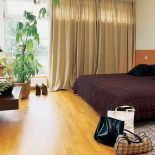 W sypialni znajdziemy wiklinowe donice w których gospodarze posadzili kwiaty.