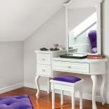 W sypialni znalazło sie miejsce na codzienne rytuały kosmetyczne gospodyni.