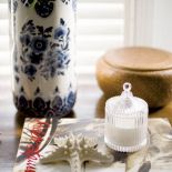 W sypialni znalazło się miejsce na pamiątki z podróży.