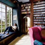 W tak urządzonej bibliotece można schronić się przed domowym zgiełkiem i w spokoju zatopić w lekturze.