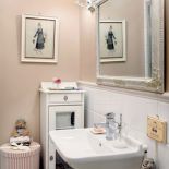 W tej azience bieli plytek i mebelków towarzyszy róż.