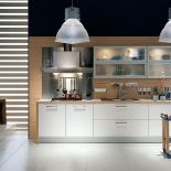 W tej kuchni byłoby jak w laboratorium, gdyby nie ściana i zabawny pomocnik na drewnianych nogach. EBANO