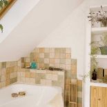 W tej rustykalnej łazience płytki są tylko tam, gdzie to konieczne.