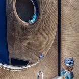 W toalecie uwagę skupia duże lustro Oskara Zięty wykonane ze stali nierdzewnej polerowanej.