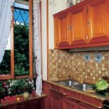 W tradycyjnej kuchni nie ma ekstrawagancji. Uwagę przyciągają płytki w stylu retro na ścianie i blacie.