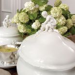 W tym domu rządzą szlachetne, stonowane kolory, klasyczne kształty i wygodne meble.