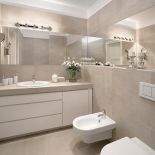 W tym domu rządzą szlachetne, stonowane kolory, klasyczne kształty i wygodne meble.