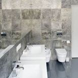 W tym domu rządzi duch modernizmu. Tylko w jadalni i łazience dla gości czuć mieszczańską przytulność.