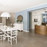 W tym domu rządzi duch modernizmu. Tylko w jadalni i łazience dla gości czuć mieszczańską przytulność.