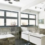 W tym domu rządzi duch modernizmu. Tylko w jadalni i łazience dla gości czuć mieszczańską przytulność.