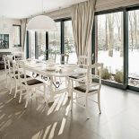 W tym domu rządzi duch modernizmu. Tylko w jadalni i łazience dla gości czuć mieszczańską przytulność.