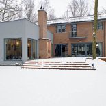 W tym domu rządzi duch modernizmu. Tylko w jadalni i łazience dla gości czuć mieszczańską przytulność.