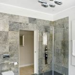 W tym domu rządzi duch modernizmu. Tylko w jadalni i łazience dla gości czuć mieszczańską przytulność.