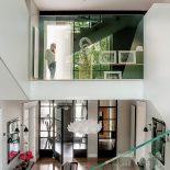 W tym domu ważna jest symetria: stąd dwie konsole, dwa lustra i czarne kinkiety Bestlite marki Gubi (inspiracją była