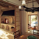 W tym domu wnętrza przenikają się. Kamień i drewno w jednym domu