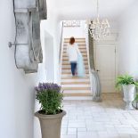 W tym domu wszystko jest ciut większe, jakby nieco przeskalowane: ściany mają ponad trzy metry.