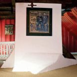 W tym mieszkaniu jedynie kominy mają proste ściany, właściciele mogli więc powiesić na nich obrazy-