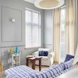 W tym niedużym wnętrzu wykorzystano każdy centymetr. Zmieściła się kuchnia, jadalnia, salonik i sypialnia.