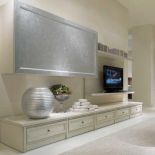 W tym sezonie tylko naturalne materiały - kącik telewizyjny jest zrobiony z przecieranego drewna, a