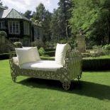 W upalne dni do ogrodu trafia też metalowe łóżko z epoki Ludwika XV, kupione w paryskim antykwariacie.