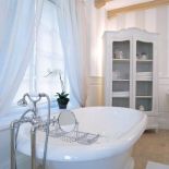 W witrynie swoje miejsce znalazły ręczniki i kosmetyki.