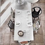 W wysokiej na sześć metrów jadalni wiszą duńskie klasykI dizajnu: lampy PH5 marki Louis Poulsen.