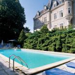 W zamkowym ogrodzie znalazło się miejsce na basen.