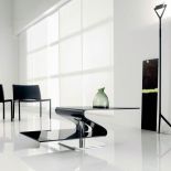 W zygzak - ława z hartowanego szkła i chromu kosztuje 4550 zł. MAX-FLIZ