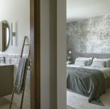 sypialnia z wejściem do łazienki